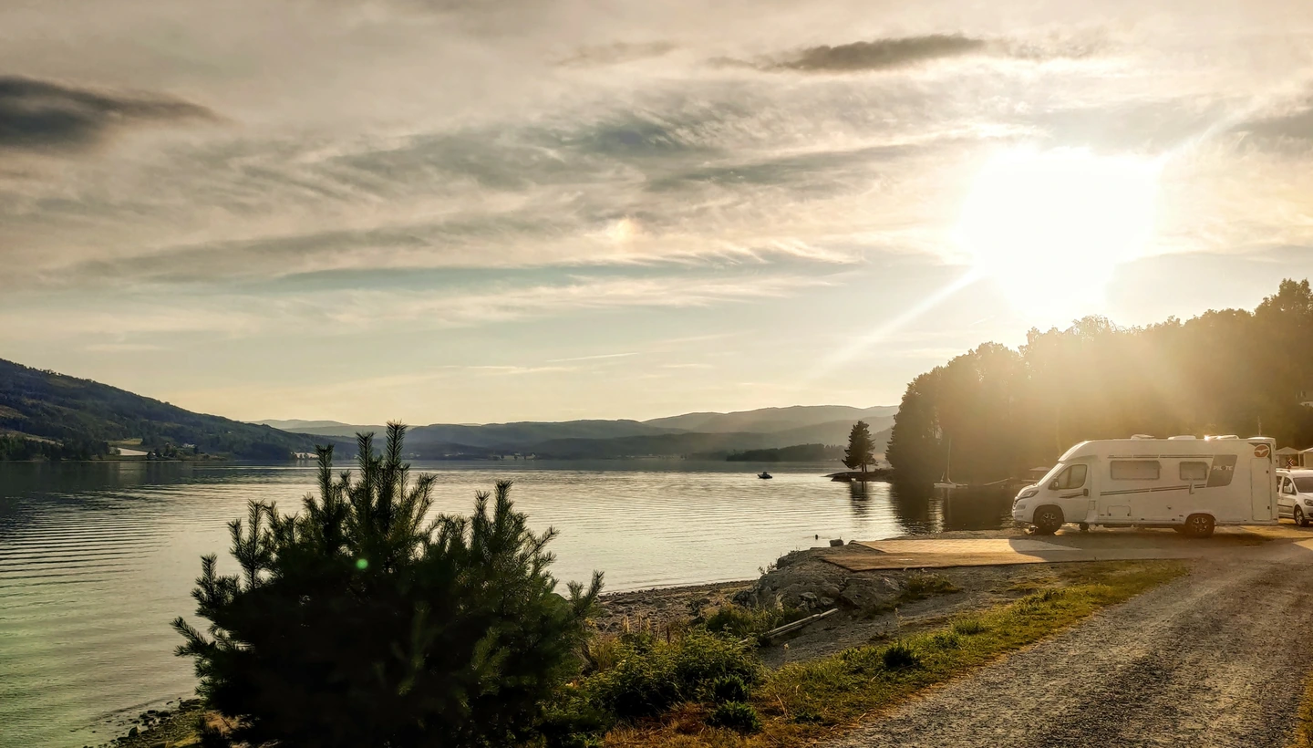 Main Camper am Fjord in Norwegen