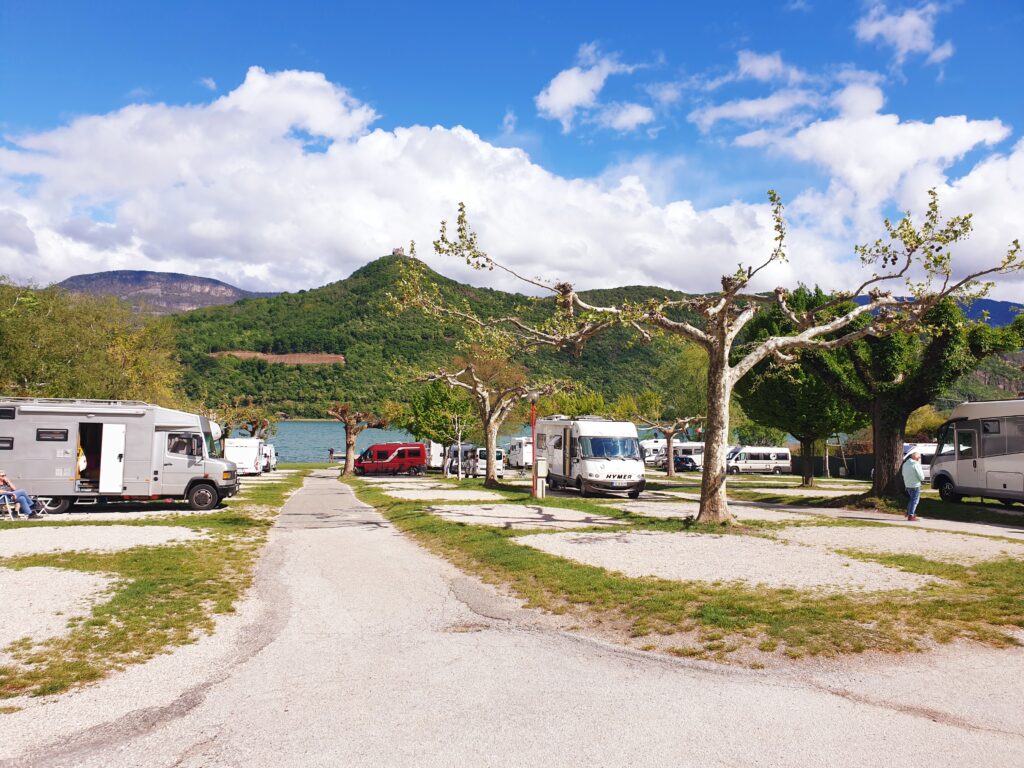 Campingplatz mit Wohnmobilen und einer gut sichtbaren Zufahrtsgasse