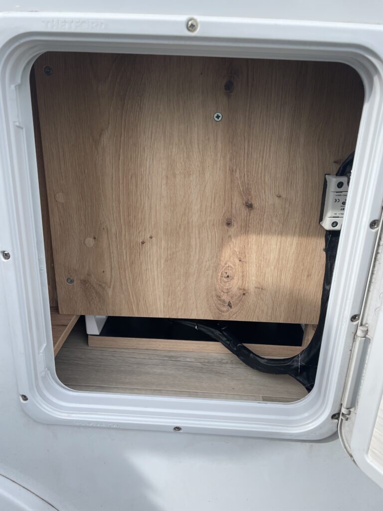 Angepasster Toilettenschacht durch die Serviceöffnung